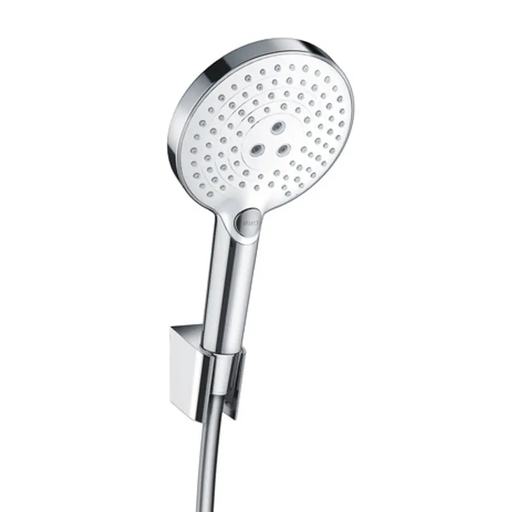 Hansgrohe Duschkopf in Chrom mit festem Halter, ausgestattet mit einem flexiblen Schlauch. Der Kopf hat eine runde Form und mehrere Düsen für Wasserauslass.